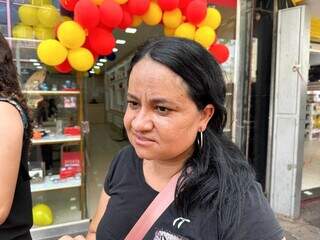 Patrícia enfrentou fila para comprar maquiagem (Foto: Marcos Maluf)