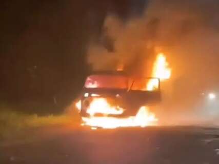 Kombi é consumida pelo fogo em plena Avenida Tamandaré