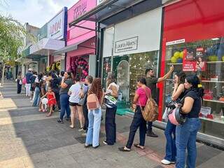 Fila para entrar em loja com maquiagem a R$ 12,00 (Foto: Marcos Maluf)