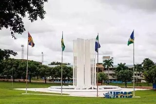 Monumento em frente à Universidade Federal de Mato Grosso do Sul, em Campo Grande (Foto: Arquivo/Campo Grande News)