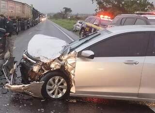 Veículo de Francisco ficou com a parte dianteira destruída em colisão frontal. (Foto: Marcos Donzeli/Nova Notícias)