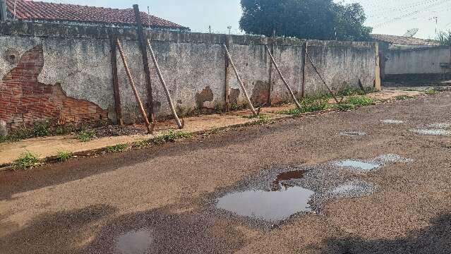 Muro &ldquo;prestes a cair&rdquo; preocupa no Bairro Iracy Coelho