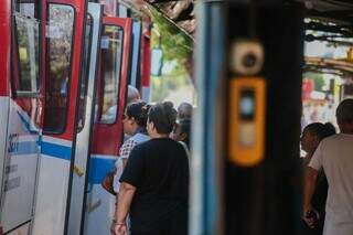 Passageiros embarcando em ônibus em Campo Grande (Foto: Marcos Maluf)