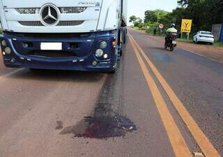 Marca de sangue na pista mostra que vítima foi arrastada (Foto: Osmar Veiga)