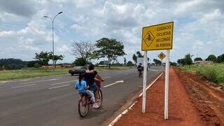 Placa indica presença de ciclistas na Avenida Duque de Caixas (Foto: Antinio Bispo)