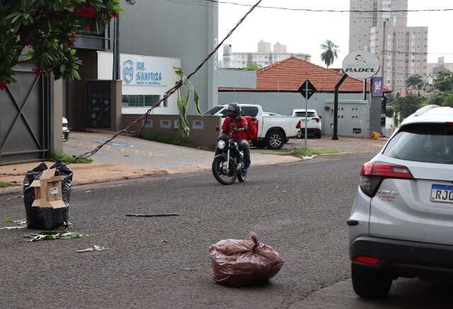 Caminh&atilde;o deixa rastro de cabos soltos em rua da regi&atilde;o central 