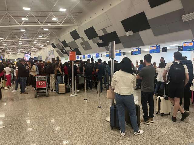 Temporal em SP cancela voo na Capital e sagu&atilde;o de aeroporto fica lotado