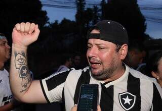 Augusto Miranda emocionado em entrevista na sede do Pantanal Fogo (Foto: Osmar Veiga)