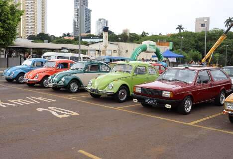 Encontro de carros antigos reúne admiradores dos "possantes" para fazer o bem