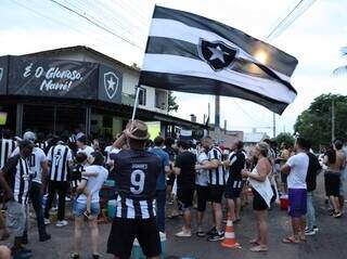 Torcedores do Botafogo na Rua Belo Horizonte na sede da Pantanal Fogo (Foto: Osmar Veiga) 