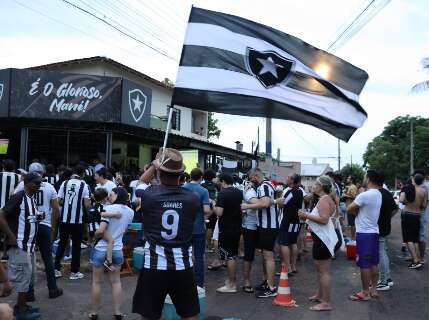 Em Campo Grande, pais e filhos comemoram o maior título da história do Botafogo 