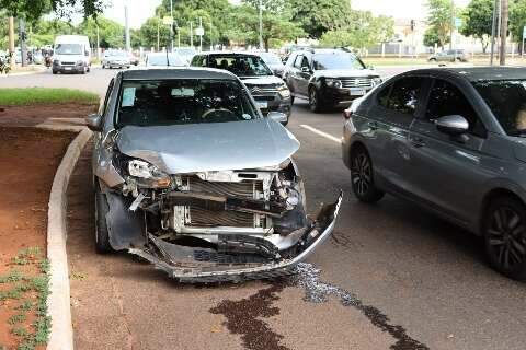 Carro fica destruído após batida em rotatória na Afonso Pena