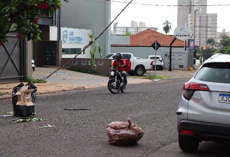 Caminhão deixa rastro de cabos soltos na rua; veja o que fazer nesses casos