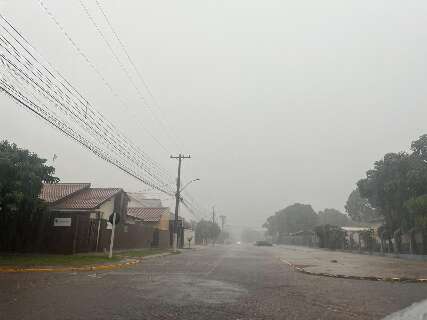 Chuva forte atinge Dourados e alerta de "perigo potencial" cobre todo o Estado