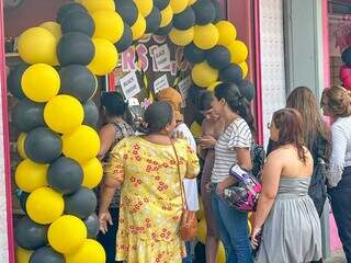 Fila de mulheres em frente à loja durante campanha da Black Friday. (Foto: Marcos Maluf)