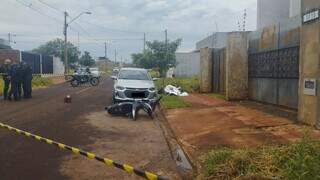 Local do crime isolado e vítima caída perto de terreno baldio. (Foto: Leandro Holsbach)