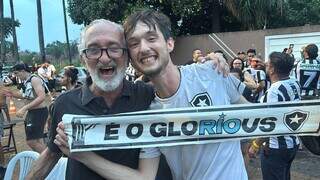 Valter e João Cortez segurando faixa do Botafogo (Foto Gabi Cenciarreli)