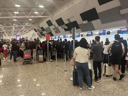 Temporal em SP cancela voo em Campo Grande e saguão de aeroporto fica lotado