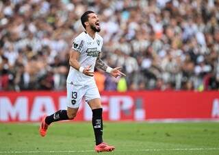 Alex Telles comemorando o segundo gol do Botafogo (Foto: Divulgação)