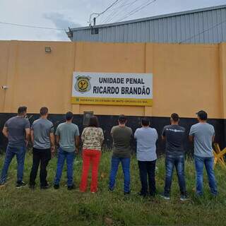 Policiais penais sem uniforme em frente à Unidade Penal Ricardo Brandão, em Ponta Porã (Foto: Divulgação)