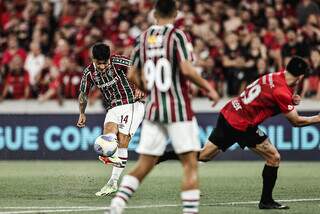 Jogadores disputam a posse da bola na Ligga Arena. (Foto: Lucas Merçon/Fluminense)