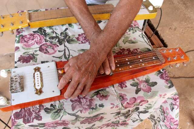 Enquanto constr&oacute;i casas, Manuel arruma tempo para criar guitarras 