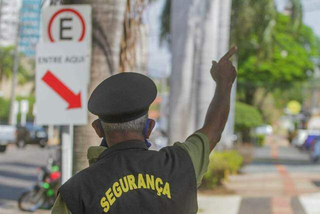 Vigia sinaliza placa nas ruas da Capital. (Foto: Arquivo/Marcos Maluf)