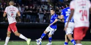 Jogadores disputam a posse da bola no gramado do Nabizão. (Foto: Gustavo Aleixo/Cruzeiro)