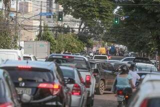 Trânsito na Rua Dom Aquino em Campo Grande (Foto: Marcos Maluf)