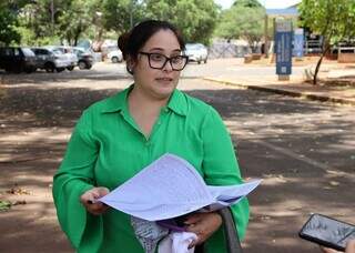 Vanessa, que fez o vestibular da UFMS, mostra questões da prova (Foto: Osmar Veiga)