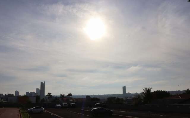 Domingo ser&aacute; quente com temperatura de 37&deg;C, mas com possibilidade de chuva