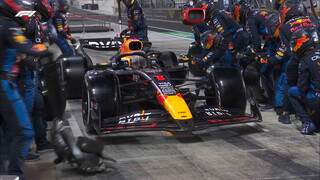 Max Verstappen durante pit stop no GP do Catar. (Foto: Reprodução/@F1 no Twitter)