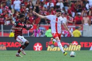 Jogadores disputam a posse da bola no Maracanã. (Foto: Ricardo Duarte/Internacional)