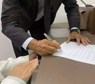 Advogado assinando documento na Ordem dos Advogados do Brasil, seccional Mato Grosso do Sul. (Foto: Arquivo/Clara Farias)