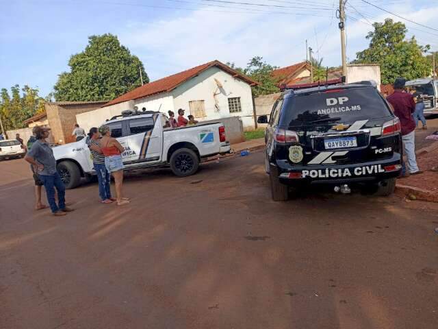 Rapaz &eacute; morto a tiros na rua e pol&iacute;cia procura assassino