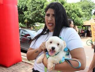 Bruna Izabelle segurando Snoopy no colo (Fot: Osmar Veiga)