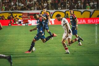 Jogadores lutam pela posse da bola no gramado do Barradão. (Foto: Mateus Lotif/Fortaleza)