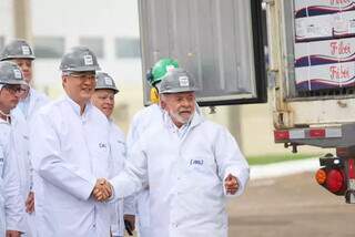 Lula selando o embarque ao lado do embaixador chinês Zhu Qingqiao (Foto: Henrique Kawaminami)