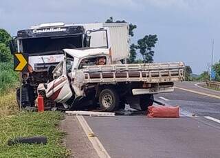 Caminhonete e caminhão envolvidos em acidente. (Foto: Direto das Ruas)