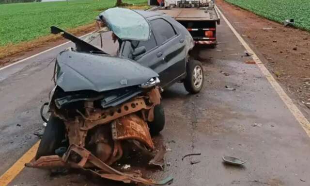 Acidente mata uma pessoa, deixa quatro feridos e racha carro ao meio