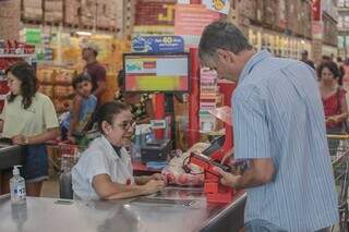 Consumidor fazendo compras em supermercado da Capital (Foto: Marcos Maluf)