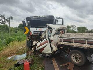 Destroços dos dois veículos na BR-163, trecho próximo a Bandeirantes. (Foto: Reprodução/PRF)