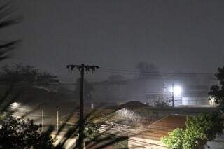 Chuva torrencial é vista de janela de apartamento, no Bairro Amambaí. (Foto: Osmar Veiga)