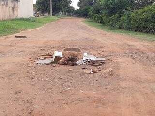 Pequeno entulho no meio da rua serve para mostrar esgoto sem tampa (Foto: Direto das Ruas)