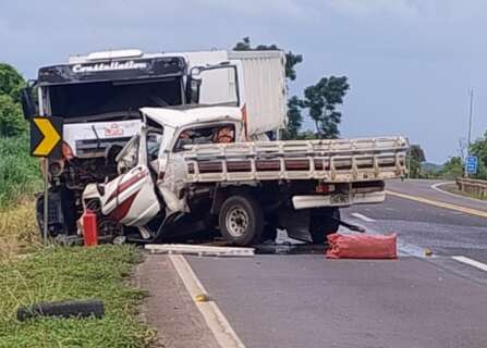 Três pessoas morrem em acidente entre caminhonete e caminhão na BR-163