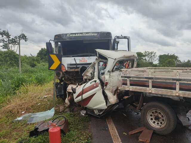 Colis&atilde;o envolvendo caminh&atilde;o e caminhonete na BR-163 matou m&atilde;e, filho e nora