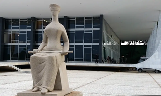 Estátua da Justiça, instalada em frente ao STF. (Foto: Valter Campanato/Agência Brasil)