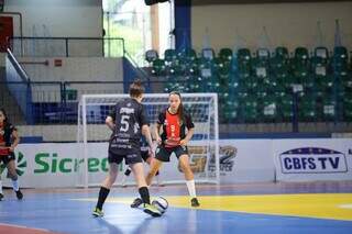 Jogadora do DEC conduzindo bola no Ginásio Guanandizão (Foto: @soanovfotografias)