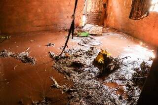 Casa de um dos moradores ficou coberta de lama no dia do rompimento. (Foto: Henrique Kawaminami)