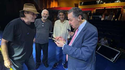 Barroso ‘troca figurinhas’ com Almir Sater antes do show desta noite 